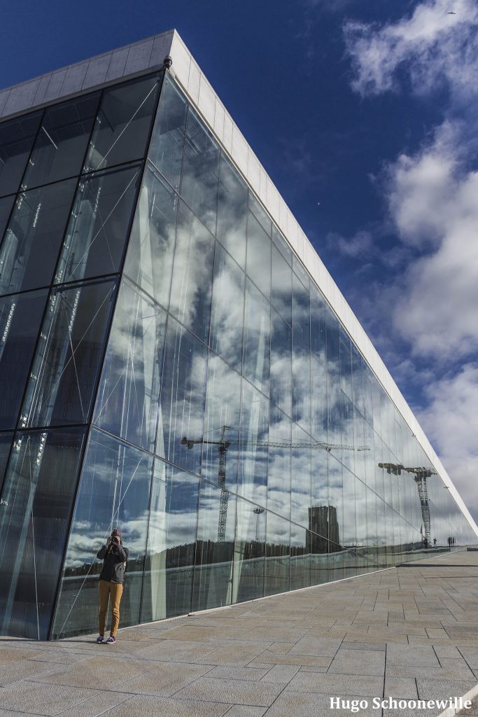 Budget Oslo: het Operahuset in Oslo met de moderne spiegelende buitenkant.