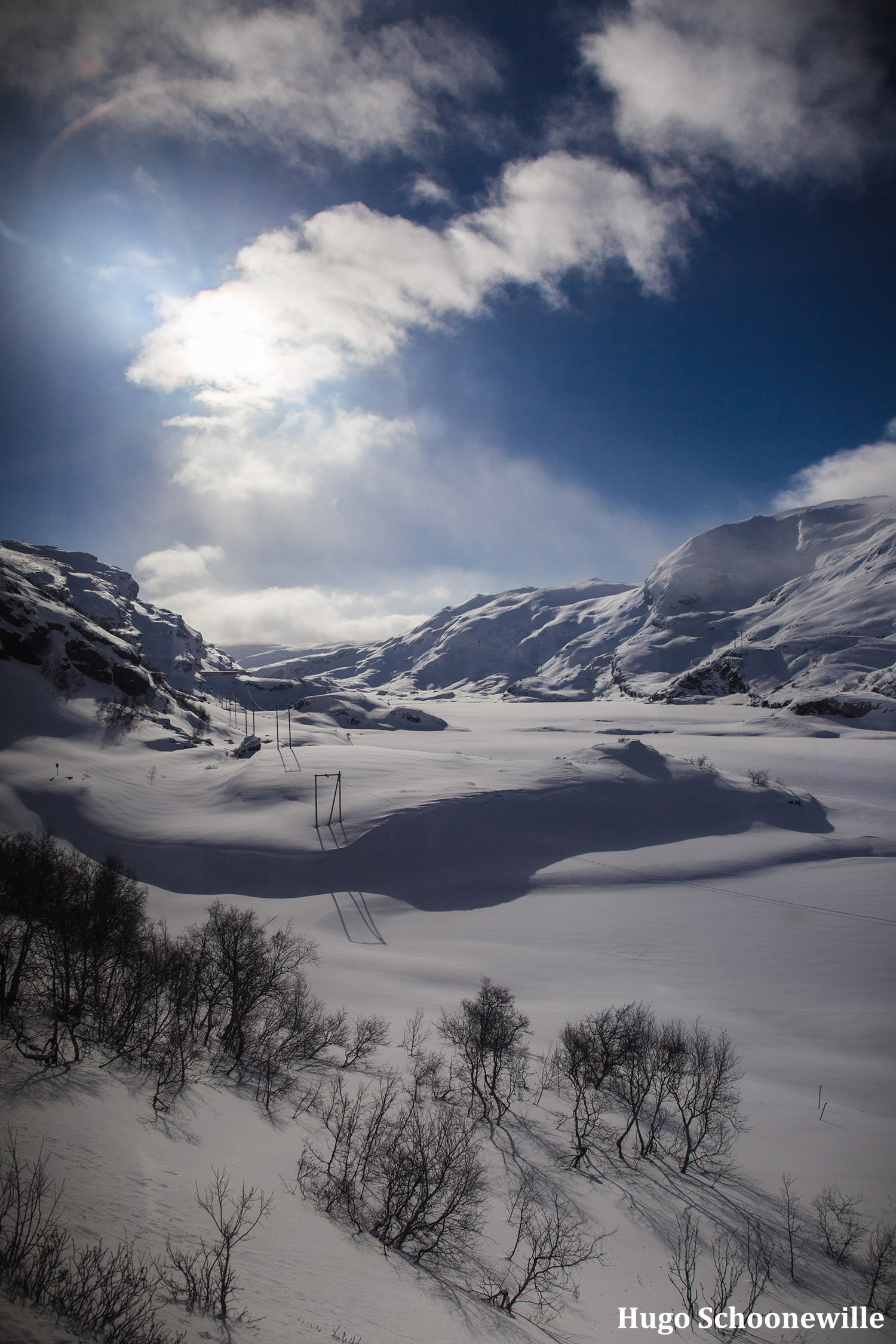 Uitzicht over een besneeuwd landschap vanuit de trein tussen Oslo en Bergen.