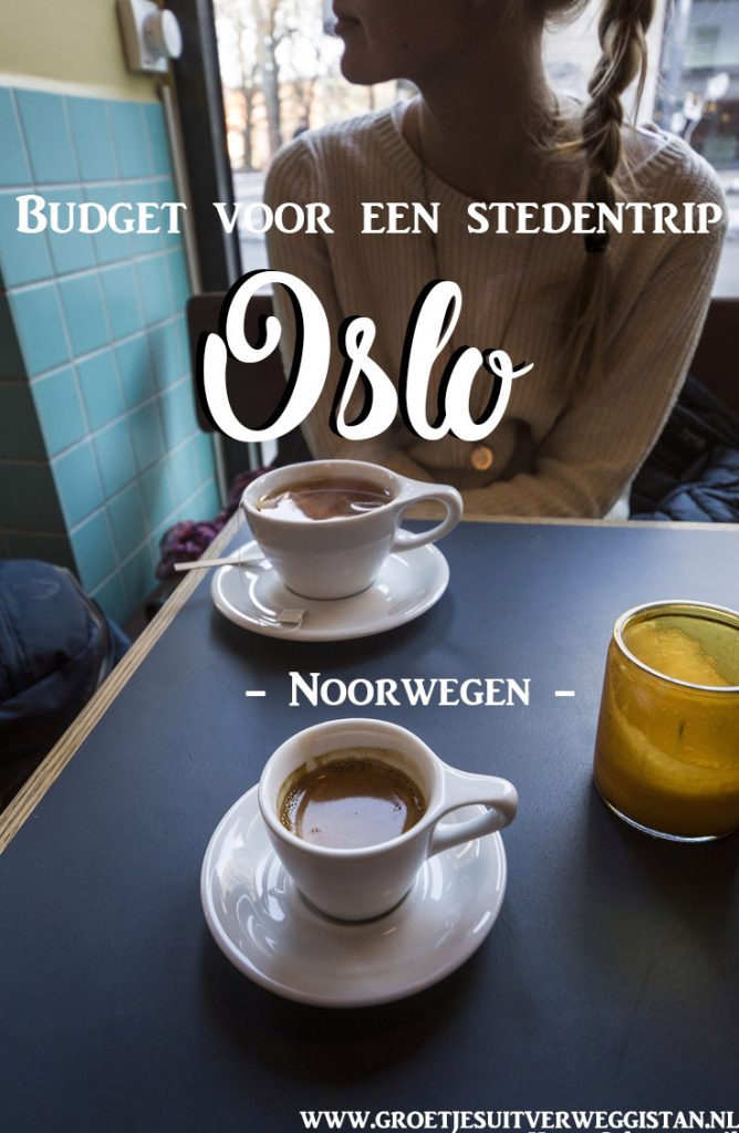 Pinterest afbeelding met meisje dat koffie drinkt in Oslo in een cafe