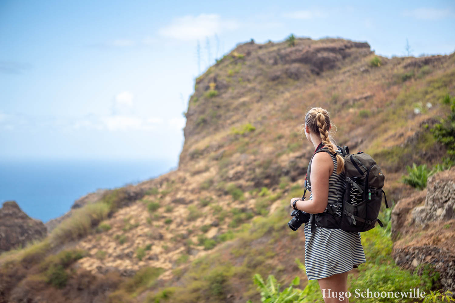 Meisje kijkt uit over het landschap en de plantages bij Lombo Branco op Santo Antão op Kaapverdië.