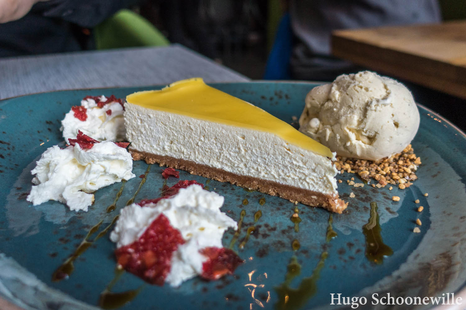 Een stuk cheesecake op een bord met ijs en slagroom bij restaurant Ingeburgerd in Zwolle