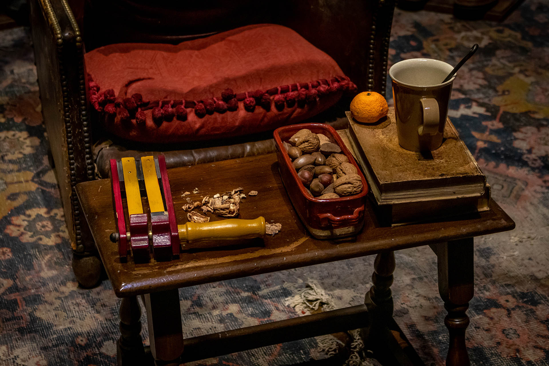 Notenkraker op tafel in de leerlingenkamer van Gryffindor in de Studio Tour van Harry Potter