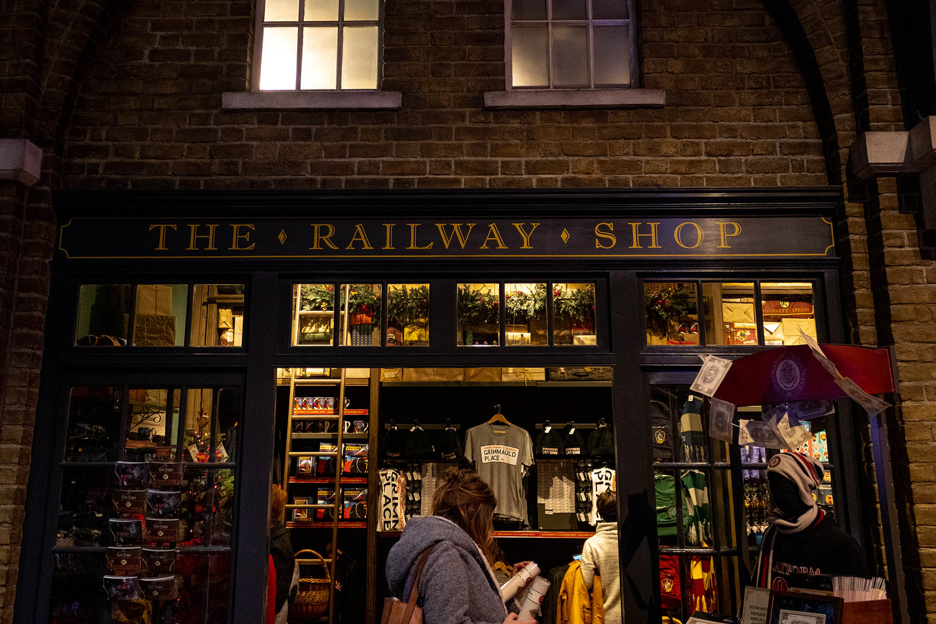 Het winkeltje op Platform 9 3/4 in de Harry Potter Studio TOur genaamd The Railway Shop