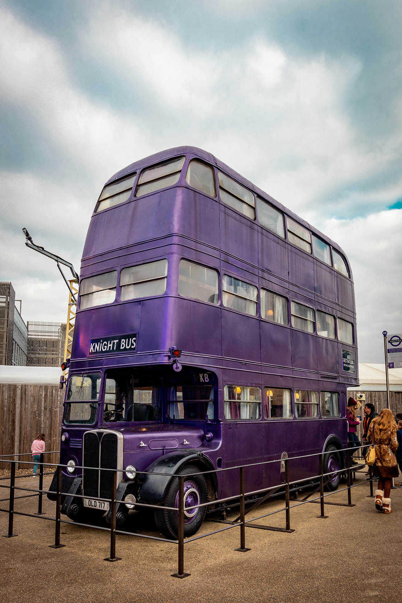 De paarse Knight Bus, een driedubbeldekker bus