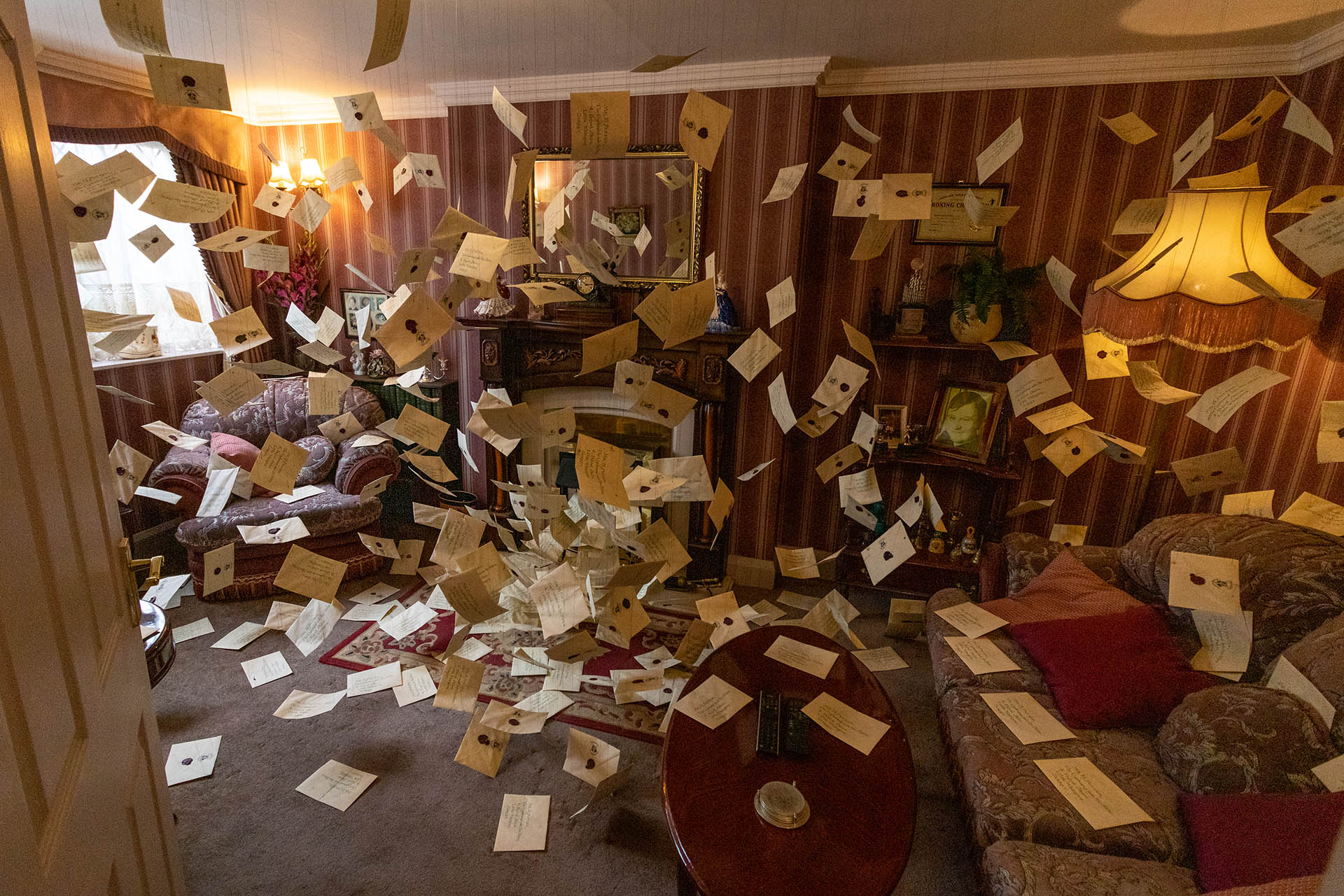 De brieven van Hogwarts die rondzweven door de kamer van de Dursleys op Privet Drive