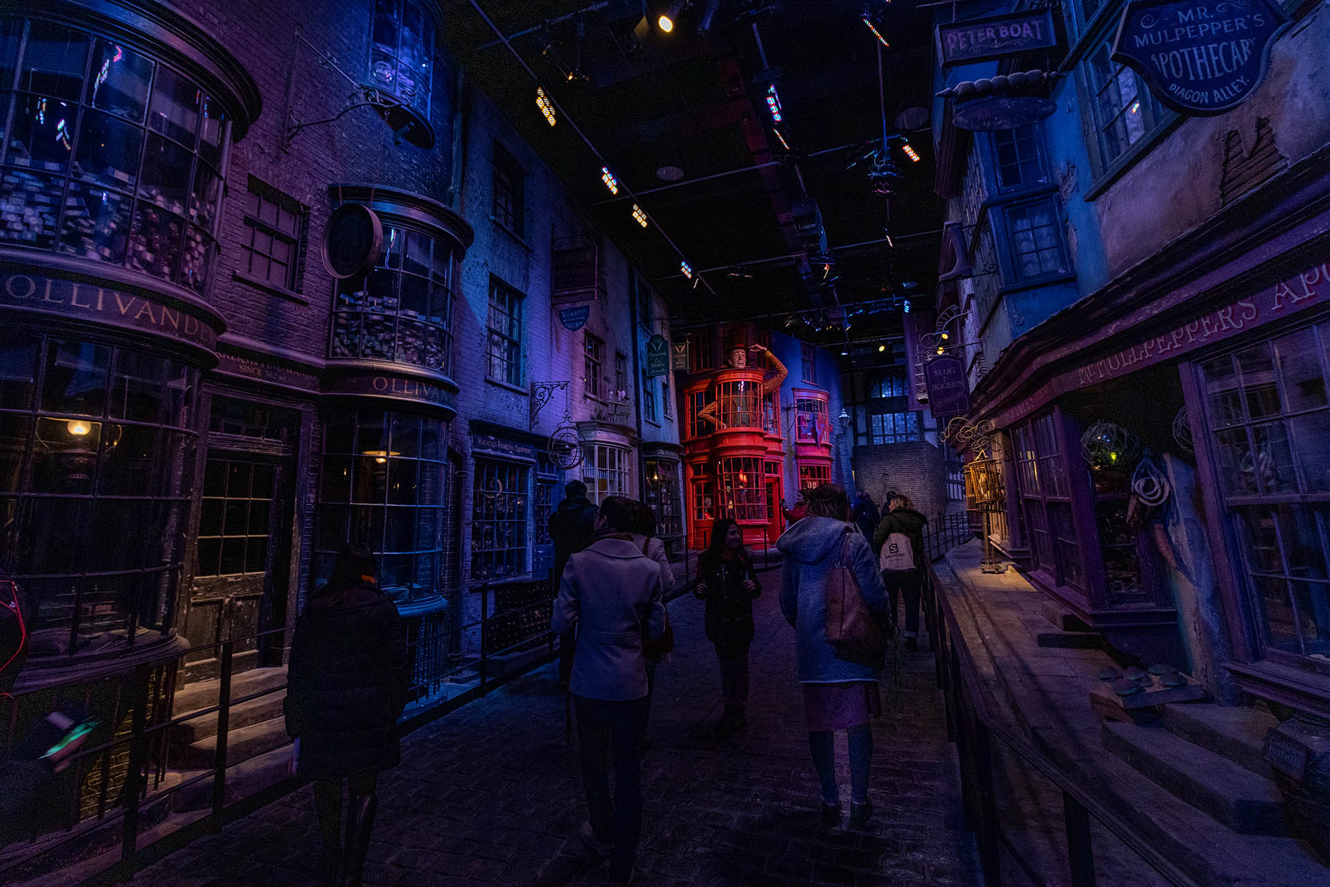 Diagon Alley in het donker in de Harry Potter Studio Tour in Londen met Weasley Wizard Wheezes in de verte