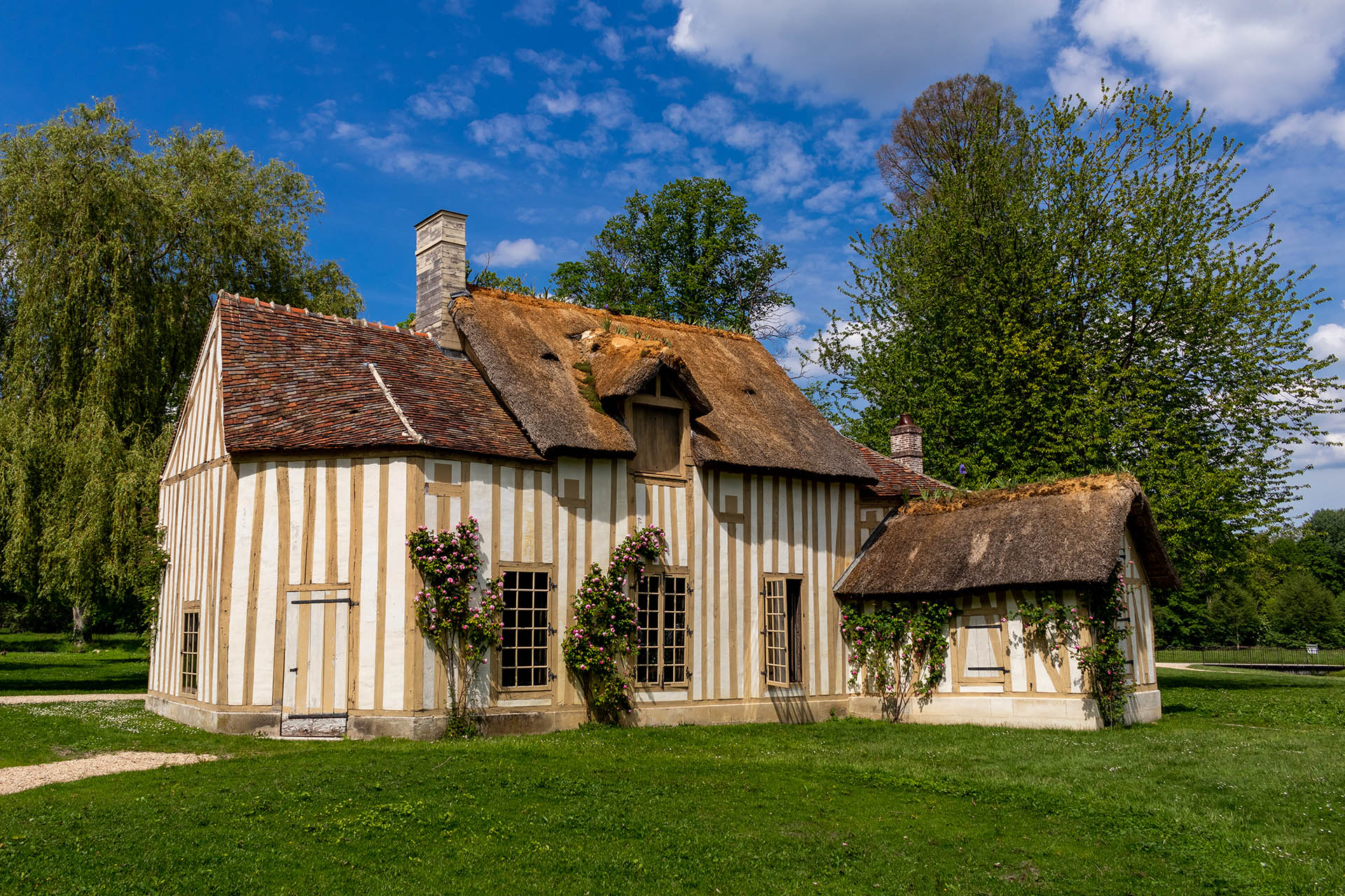 Hameau, het boerderijachtige dorpje in de tuinen van Château de Chantilly.