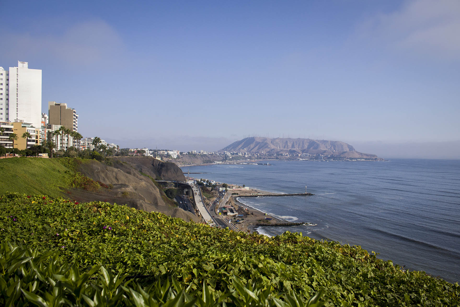 Langs de kust van Lima kun je wandelen over de Malecon, met uitzicht over de hele kustlijn.