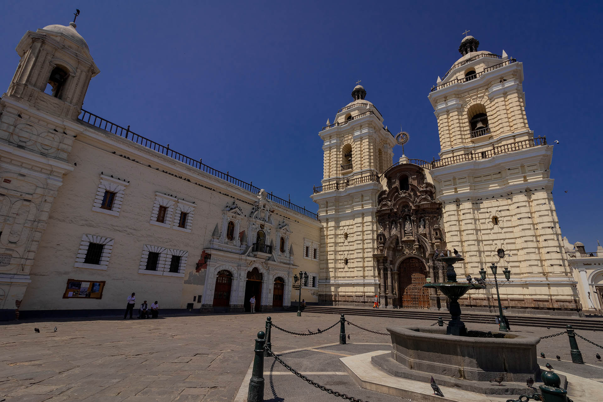 Wat te doen in Lima: de buitenzijde van de kerk en het klooster San Francisco met de catacombes in Lima in Peru.