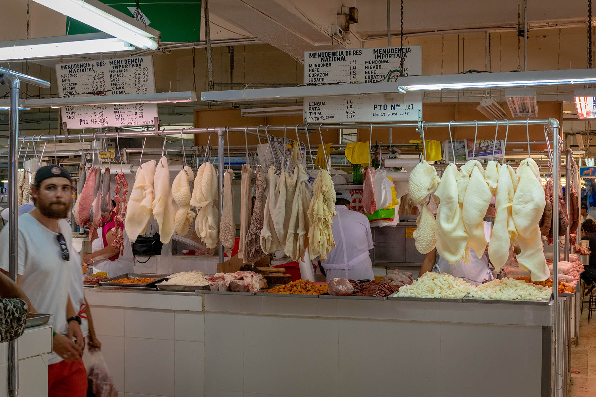 Een kraam vol vleesproducten in de centrale markt van Lima: Mercado Central