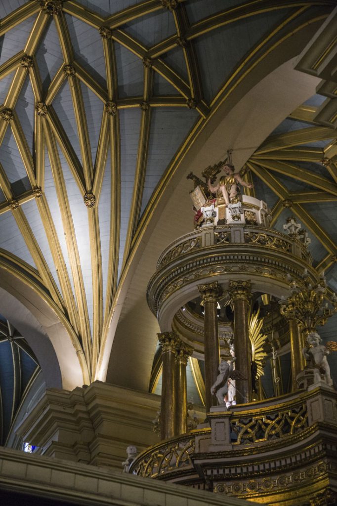 De binnenzijde van de kathedraal van Lima, met de gekleurde mozaïeken in de kapel van Francisco Pizarro.