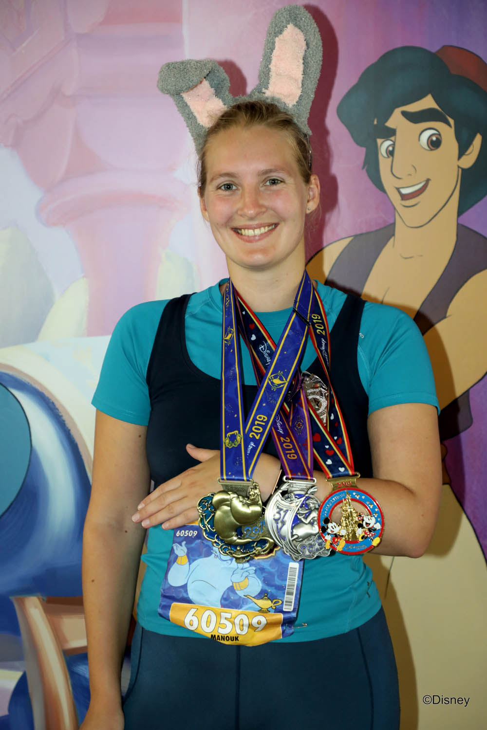 Meisje met medailles van de 36K Challenge tijdens de Disney run met Judy Hopps outfit.