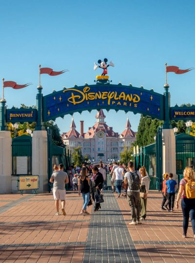 Entree van Disneyland Parijs met blauwe lucht en het Disneyland Hotel