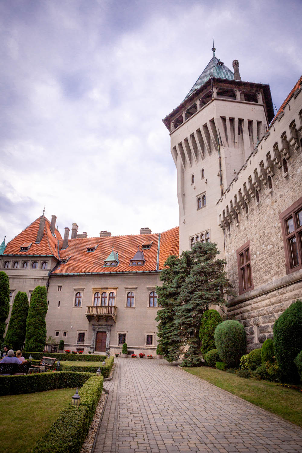 Het kasteel Smolenice met een toren en binnenplaats in Slowakije