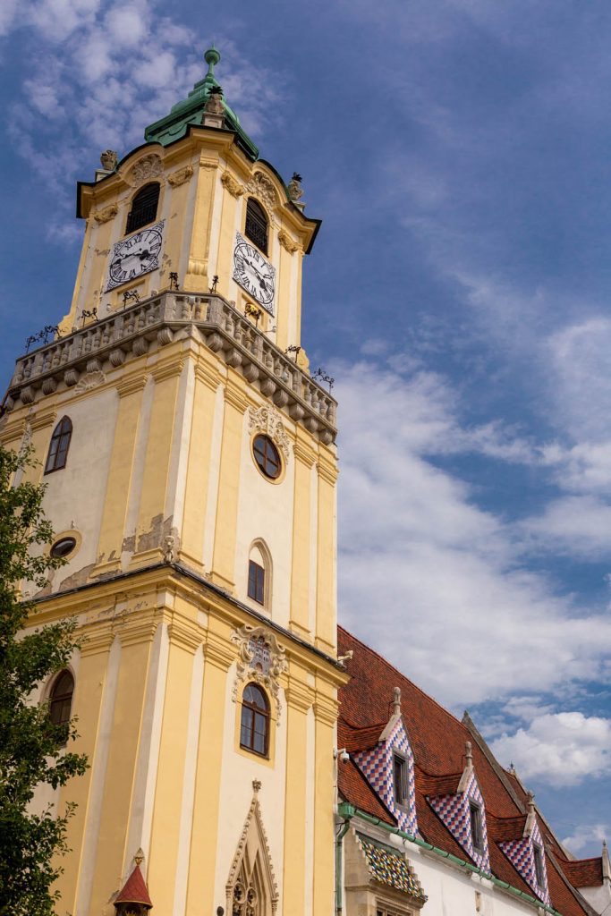 De toren van het stadhuis van Bratislava tegen een blauwe lucht
