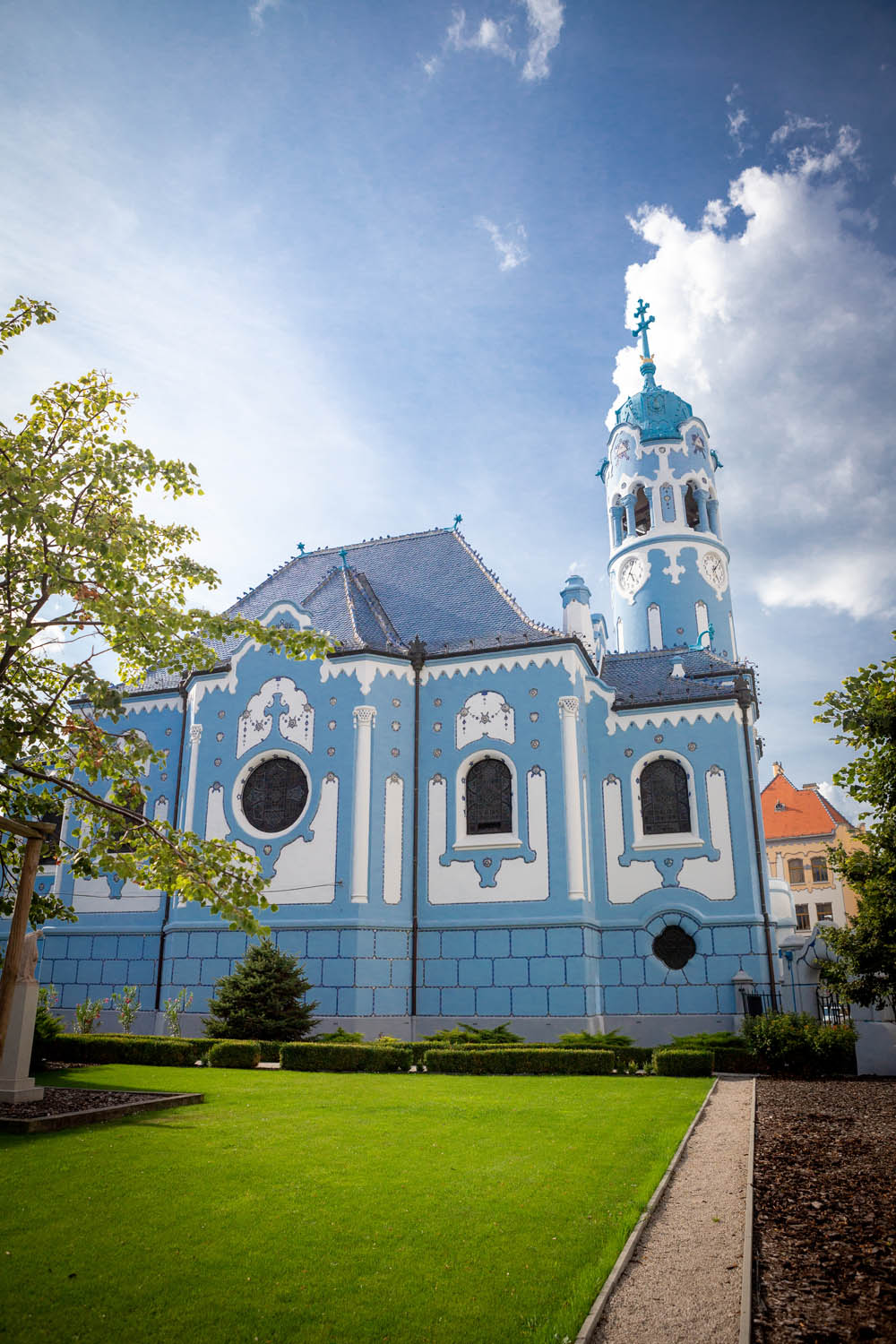 De knalblauwe art deco Blue Church in Bratislava