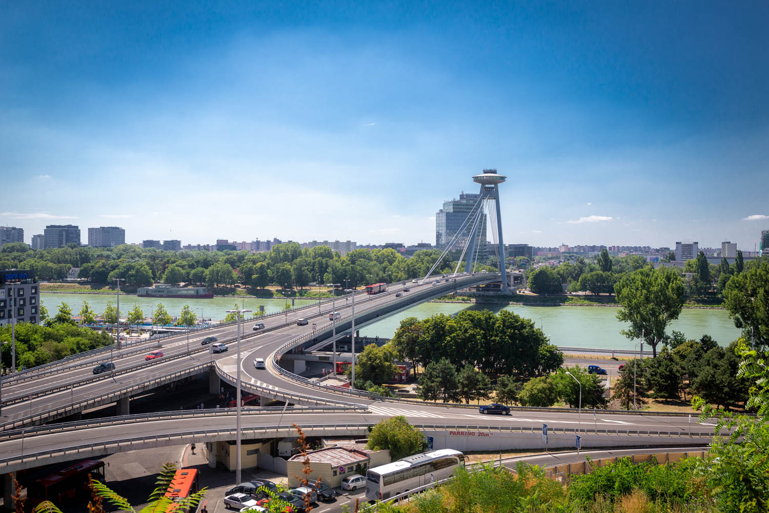 De Most SNP of de UFO Bridge in Bratislava over de Donau