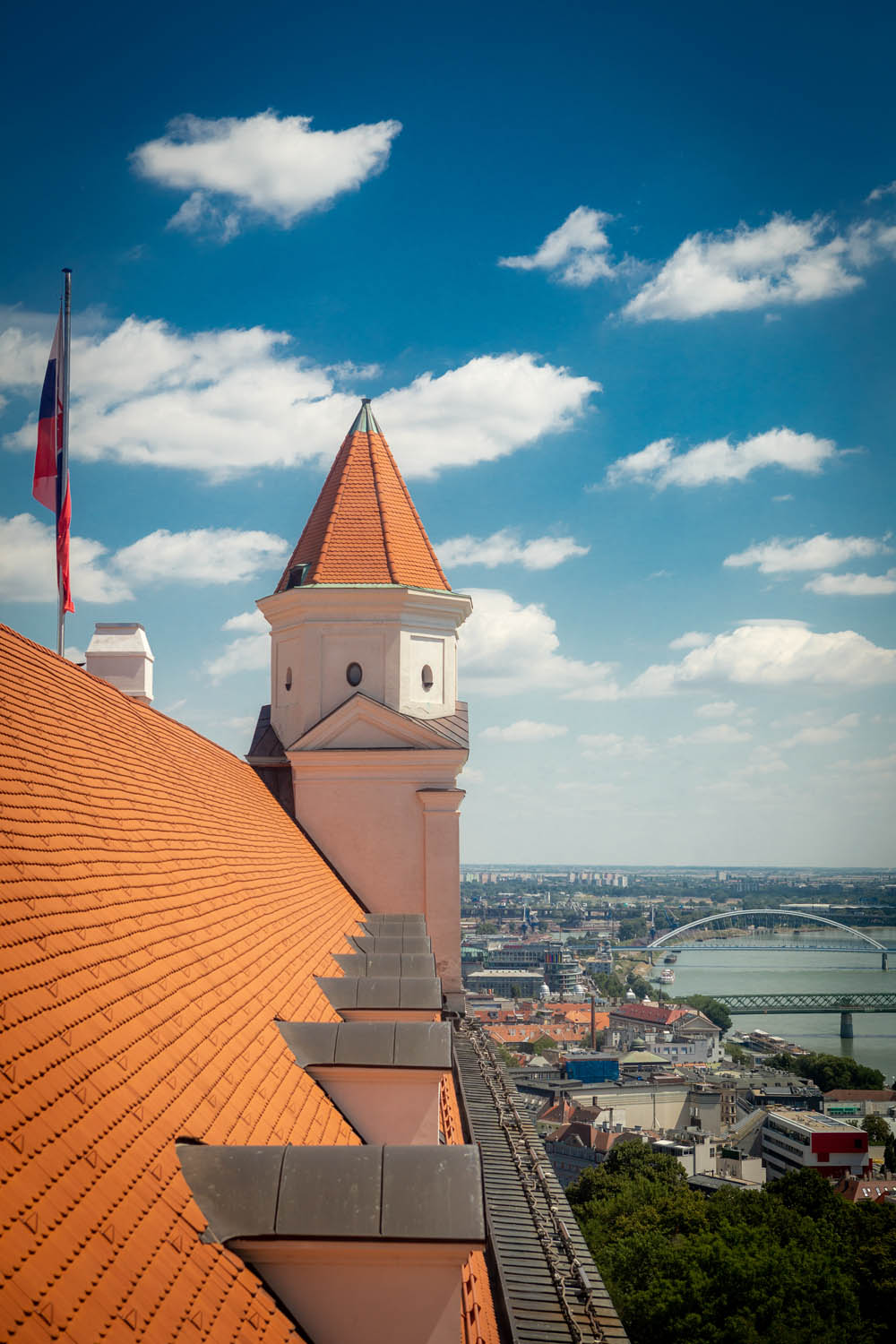 De torens en het dak van het kasteel van Bratislava met een blauwe lucht