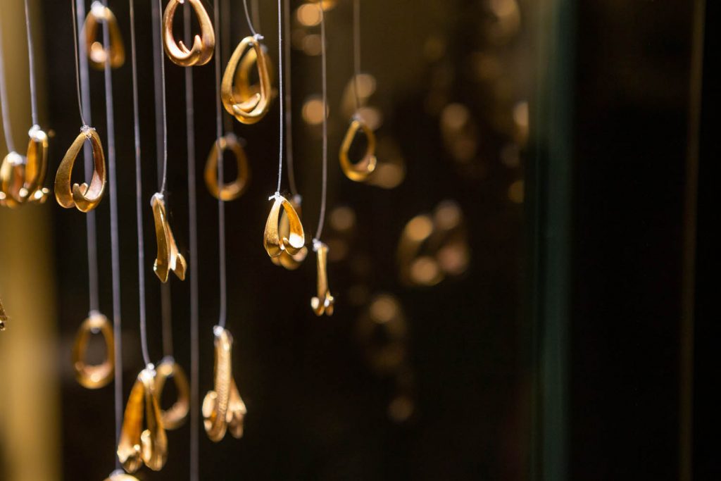 Gouden ringen in een vitrine in de archeologische tentoonstelling in het kasteel van Bratislava.