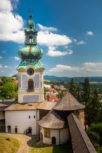 Het oude kasteel van Banska Štiavnica met de wit-blauwe toren en kasteelmuren in het dorp Banska Štiavnica in Slowakije.