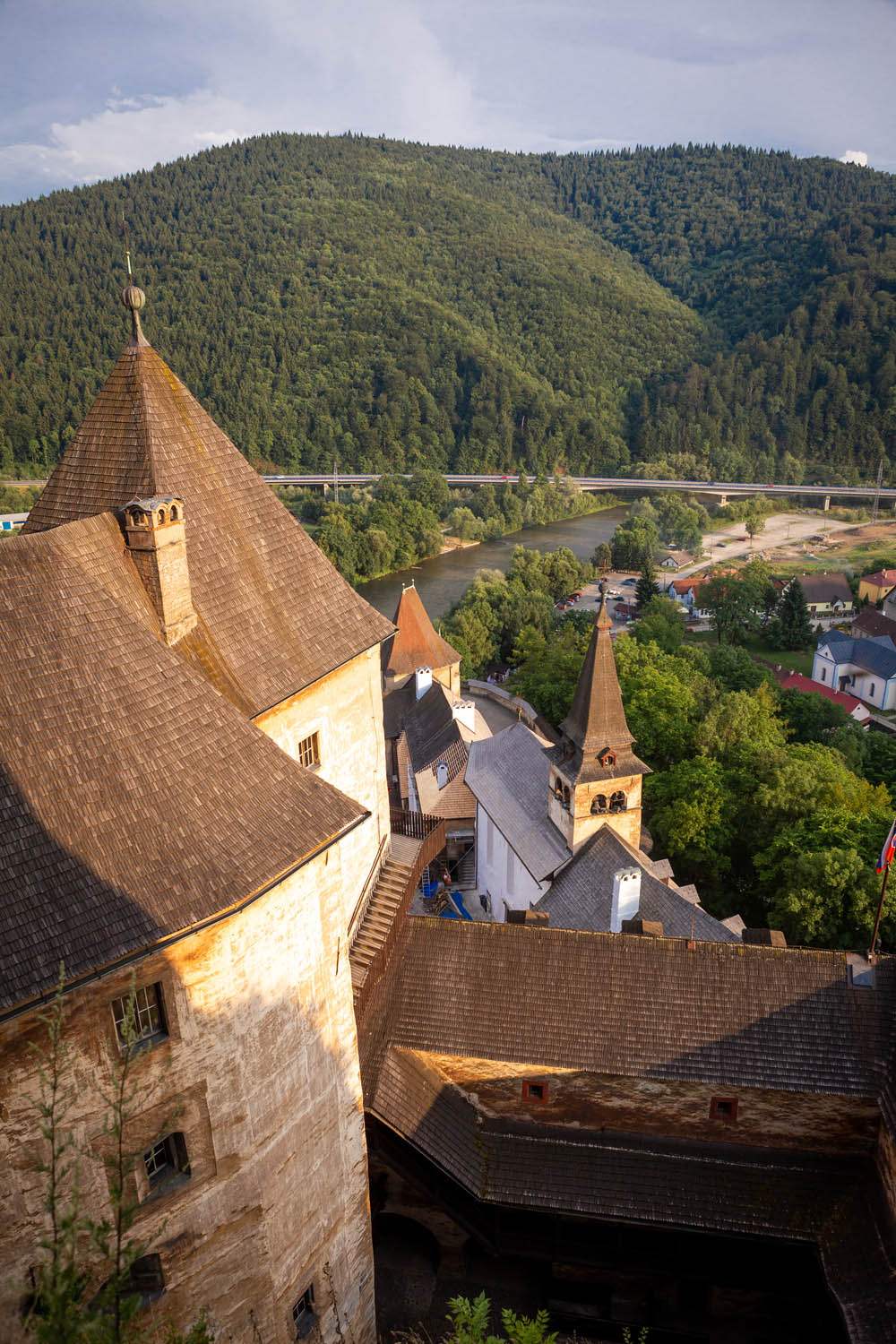 Uitzicht vanaf het uitzichtpunt in het kasteel van Orava in Slowakije