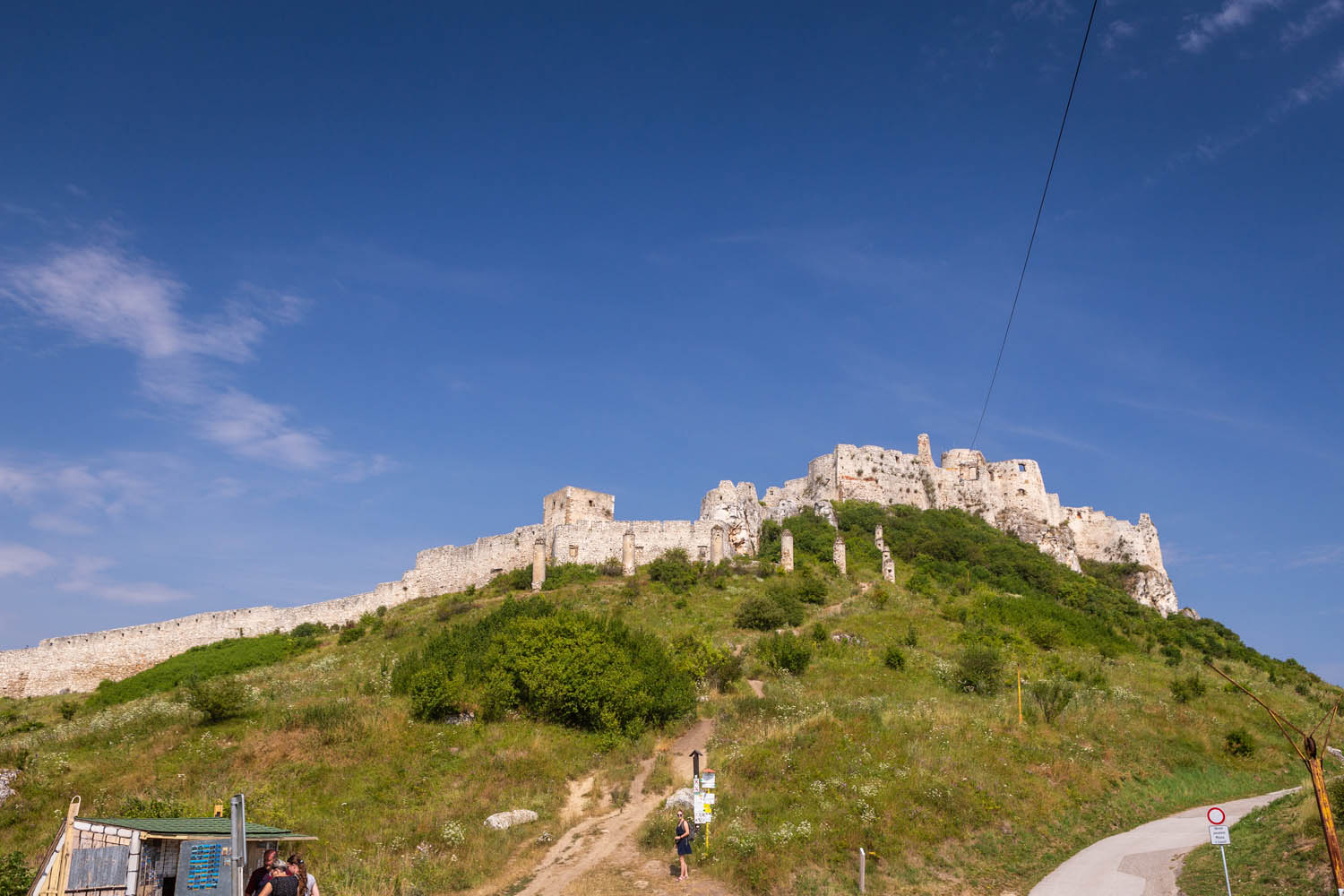 Het kasteel Spišský hrad in Slowakije is een ruïne op een berg bij het dorp Spiš.