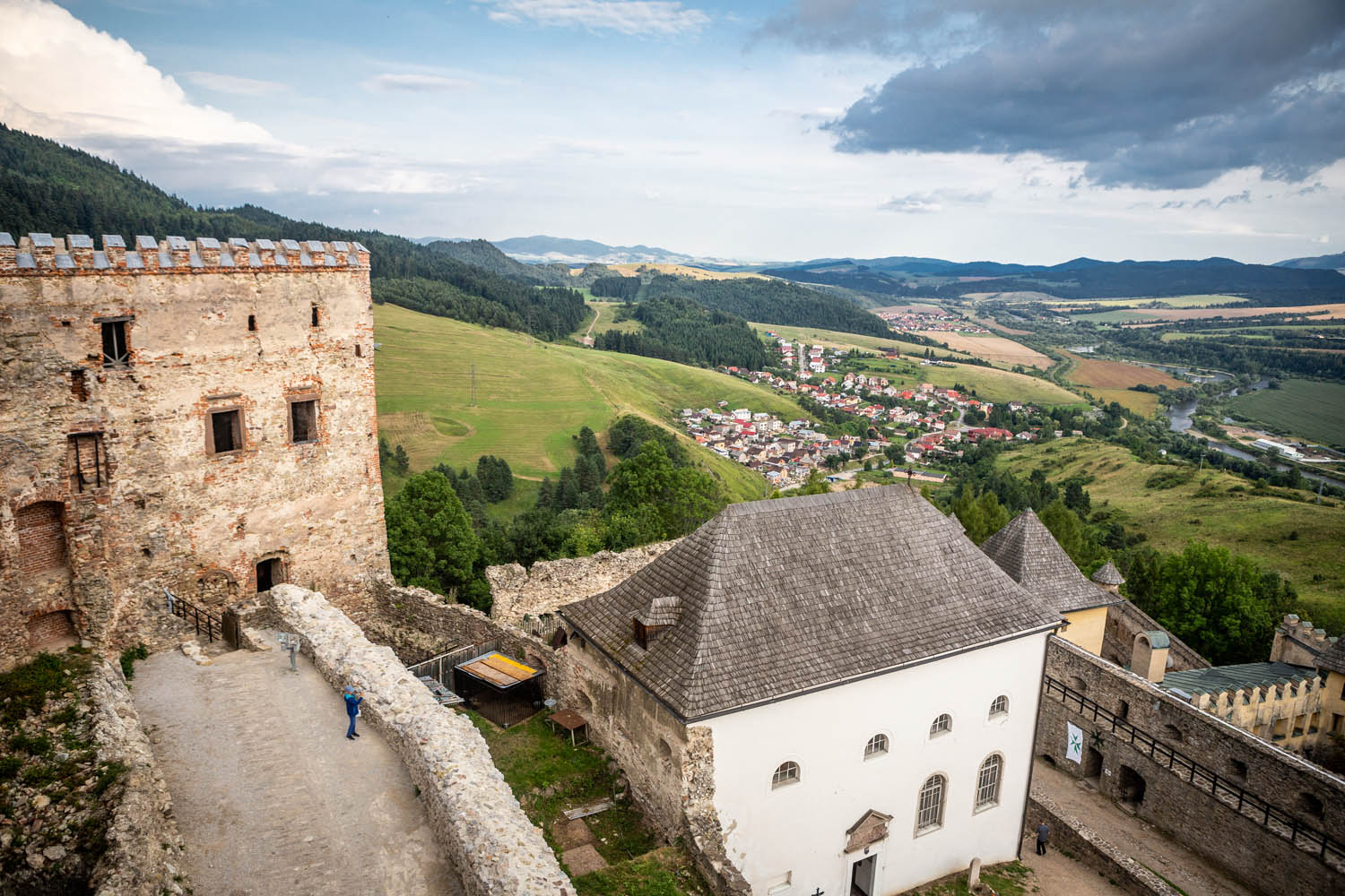 Uitzicht op het kasteel Ľubovňa en het naastgelegen dorp vanaf de toren van het kasteel.