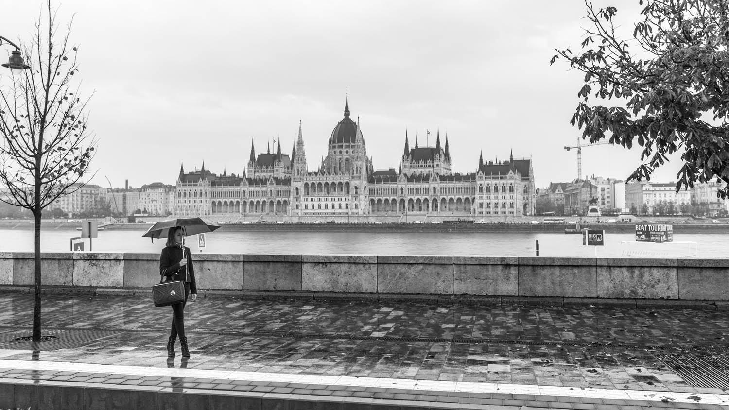 Parlementsgebouw van Boedapest in zwart-wit met vrouw met paraplu