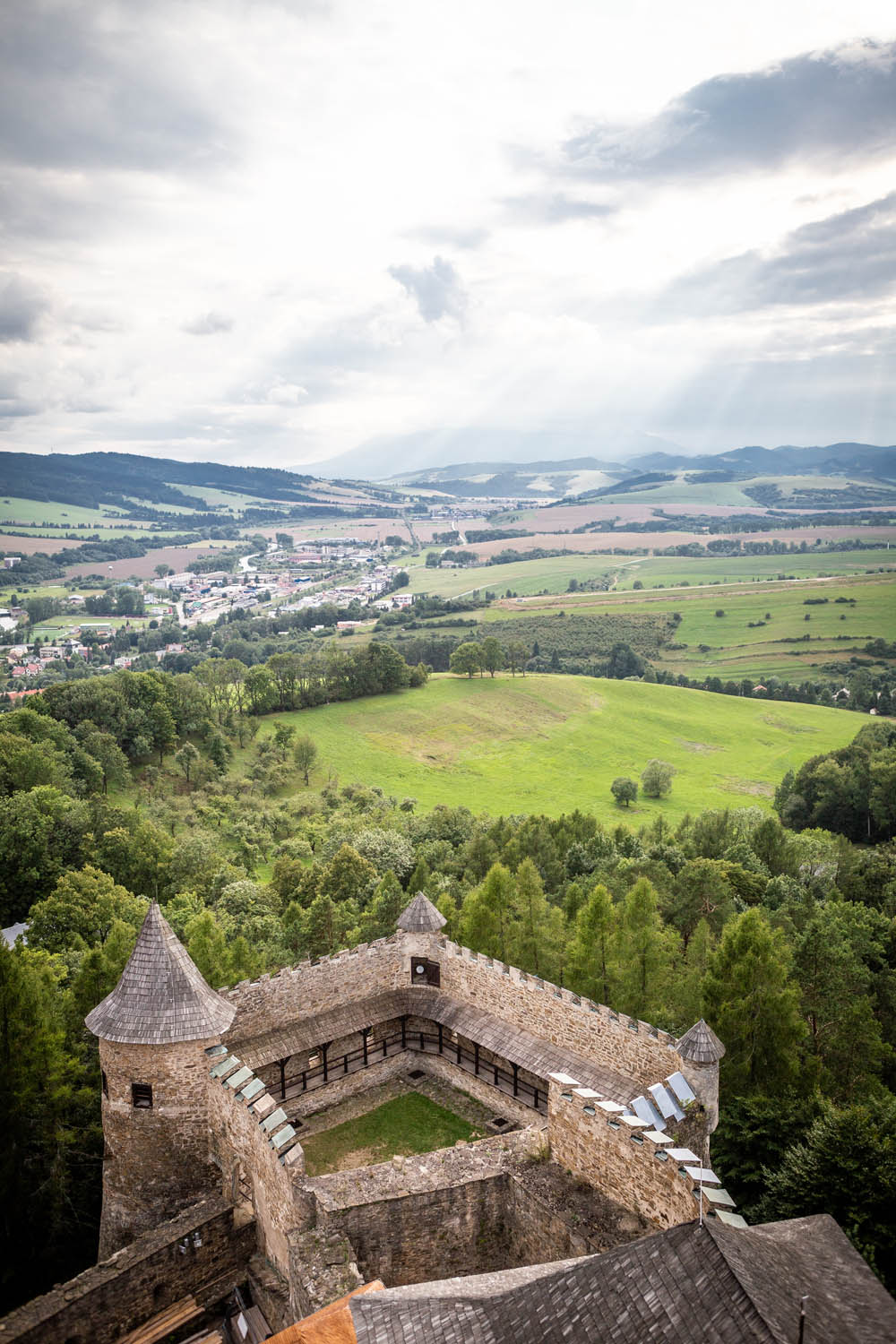 Uitzicht vanaf het kasteel van Ľubovňa over de omgeving.