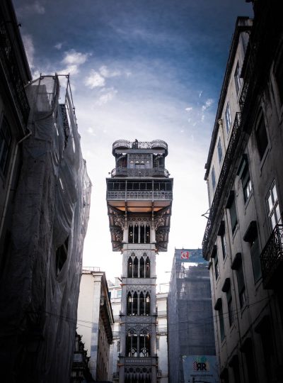 De lift Santa Justa omgeven door gebouwen in Lissabon