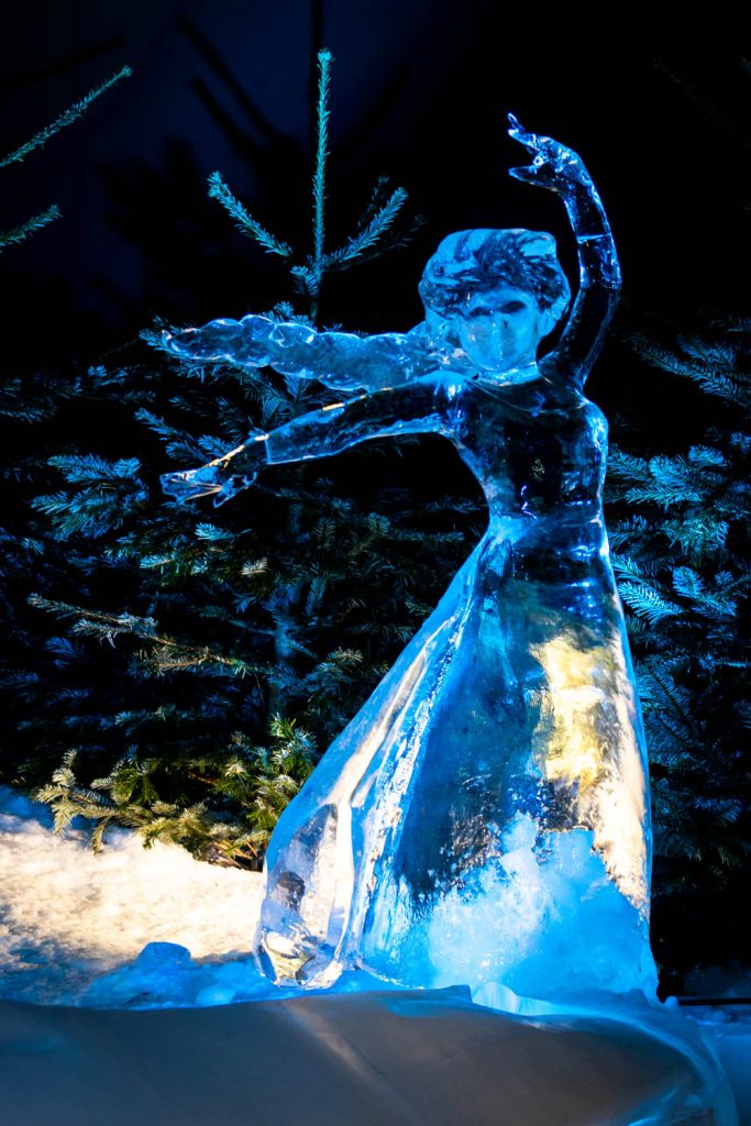 Elsa gemaakt van ijs tijdens de ijssculpturententoonstelling in Scheveningen