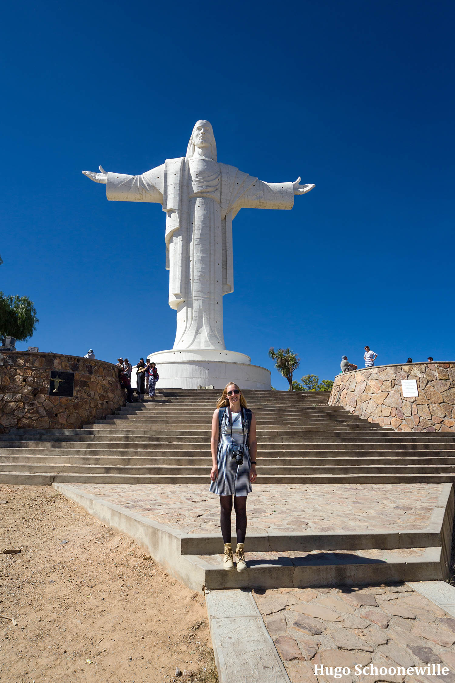 Meisje staat voor standbeeld van Cristo de la Concordia in Cochabamba in Bolivia.