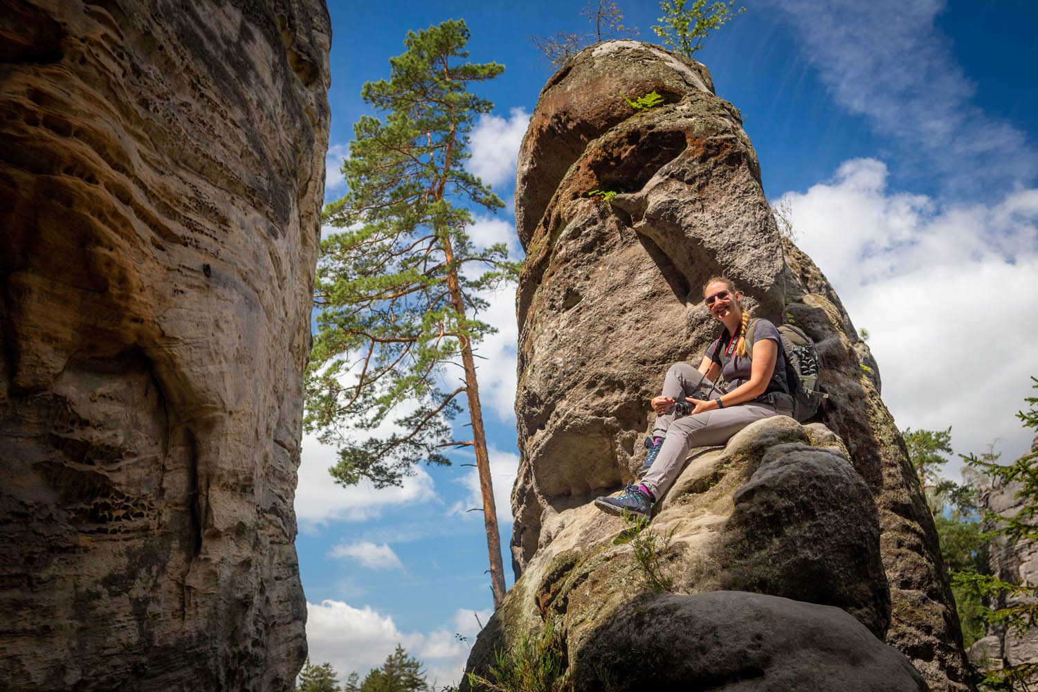 Meisje op een rots bij de rotsen van Prachov in het Boheems Paradijs.