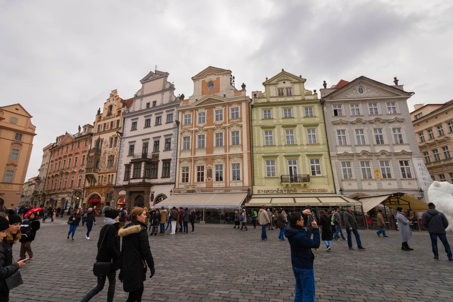 Wat te doen in Praag: de gekleurde gevels aan het centrale plein van Praag.
