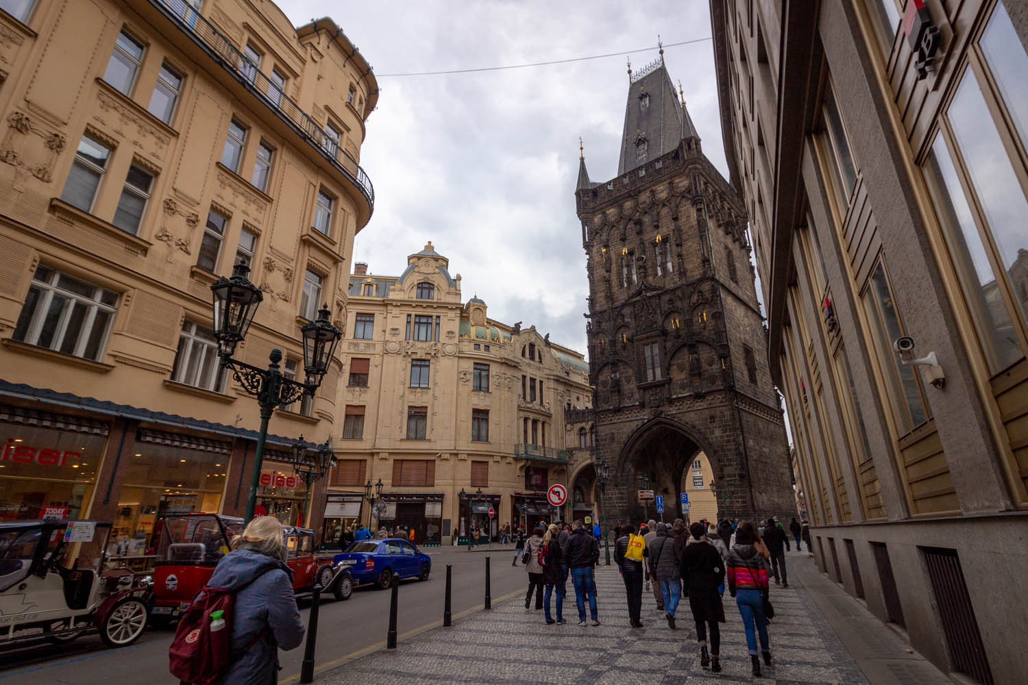 De kruittoren in Praag aan het einde van de straat