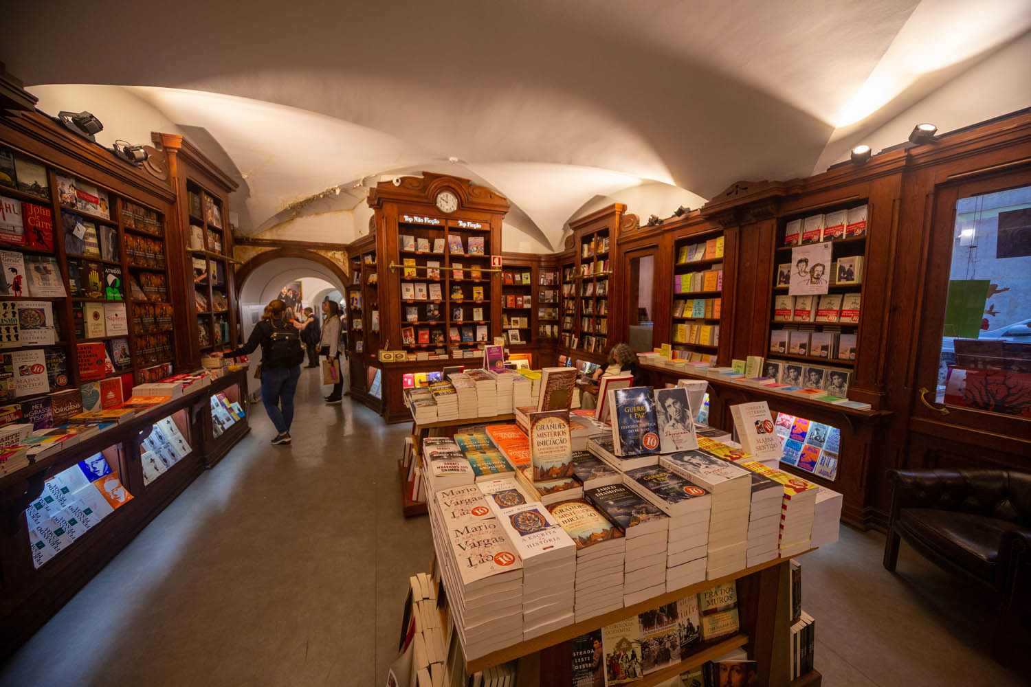 De binnenzijde van boekwinkel Livreria Bertrand in Lissabon