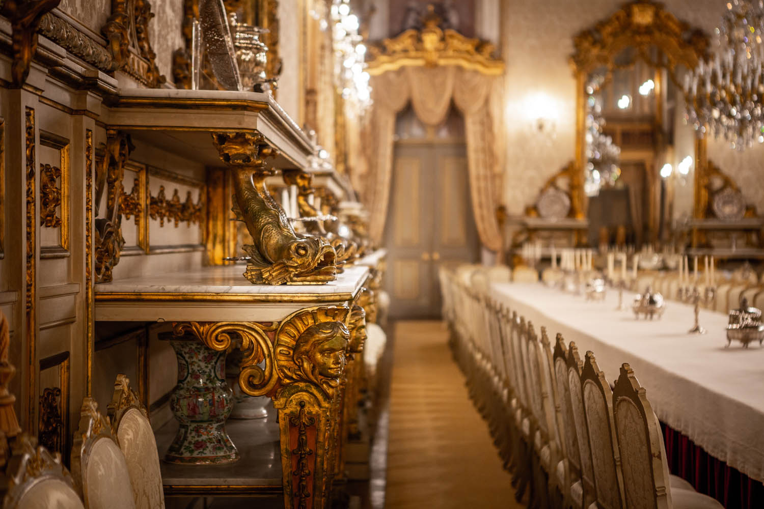 Interieur in een zaal in Palacio Da Ajuda in Lissabon met prachtige details in goud