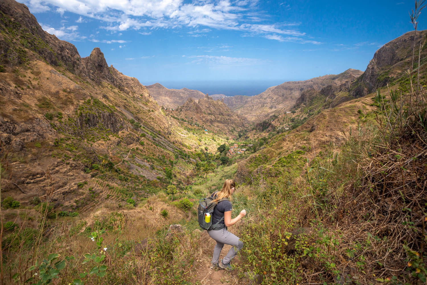 Manouk loopt van steile helling omlaag met een prachtig uitzicht over de Gongon vallei op Santiago.