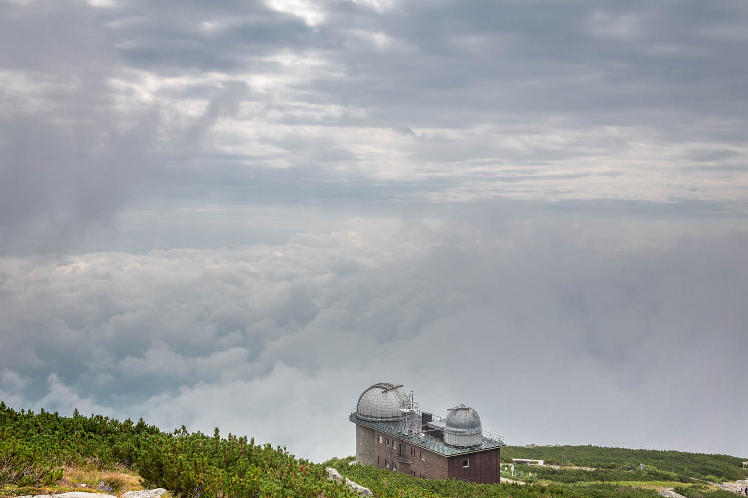De sterrenwacht bij Skalnaté pleso met een prachtige wolkenlucht op de achtergrond.