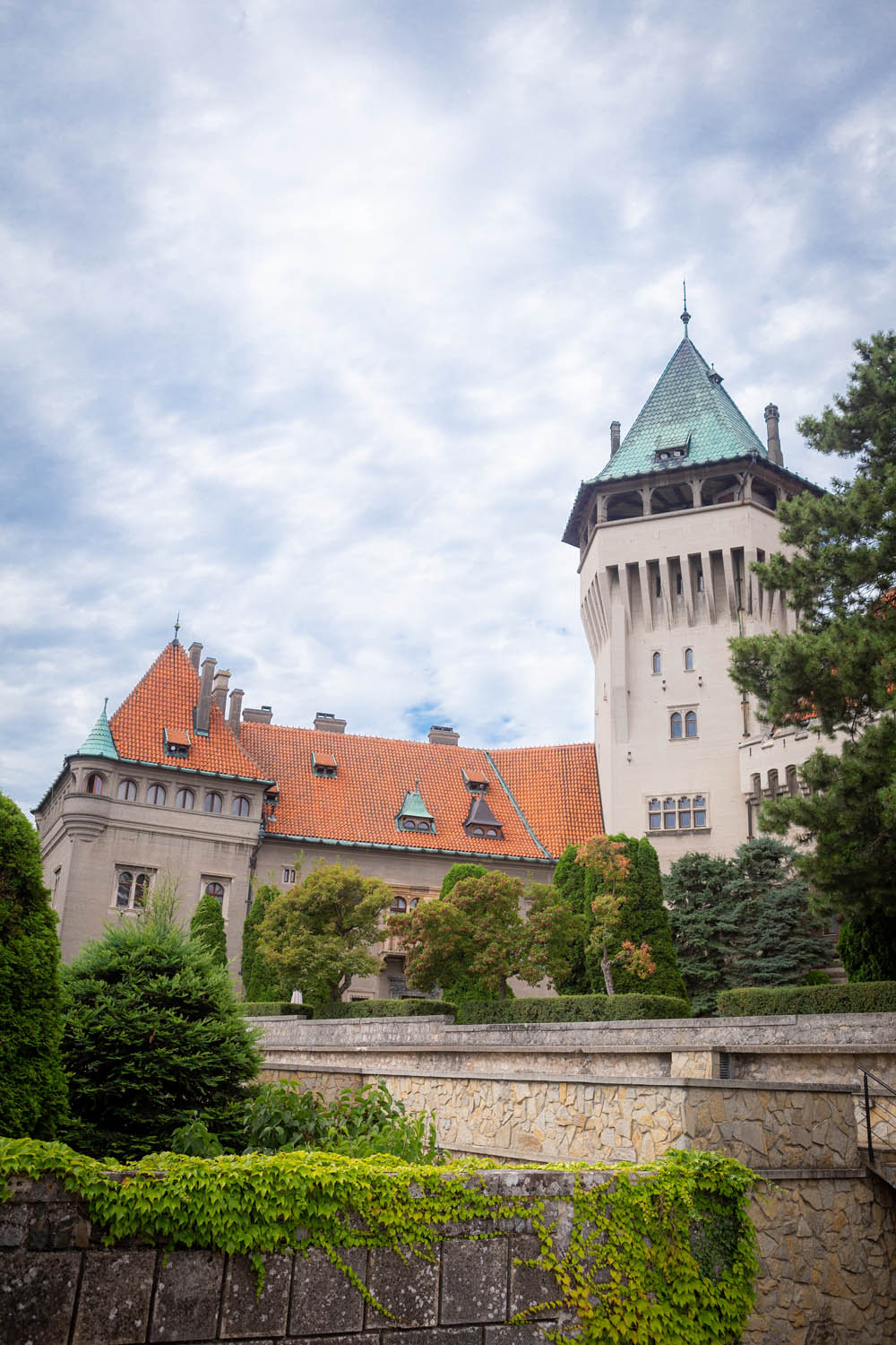 Het kasteel van Smolenice in Slowakije van voren gezien, met de toren en een zijvleugel.