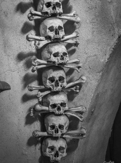 Rij van schedels langs de muur in Kutna hora