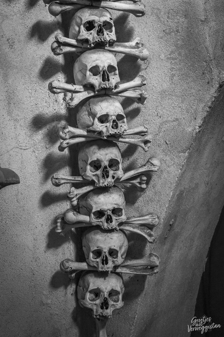 Rij van schedels langs de muur in Kutna hora