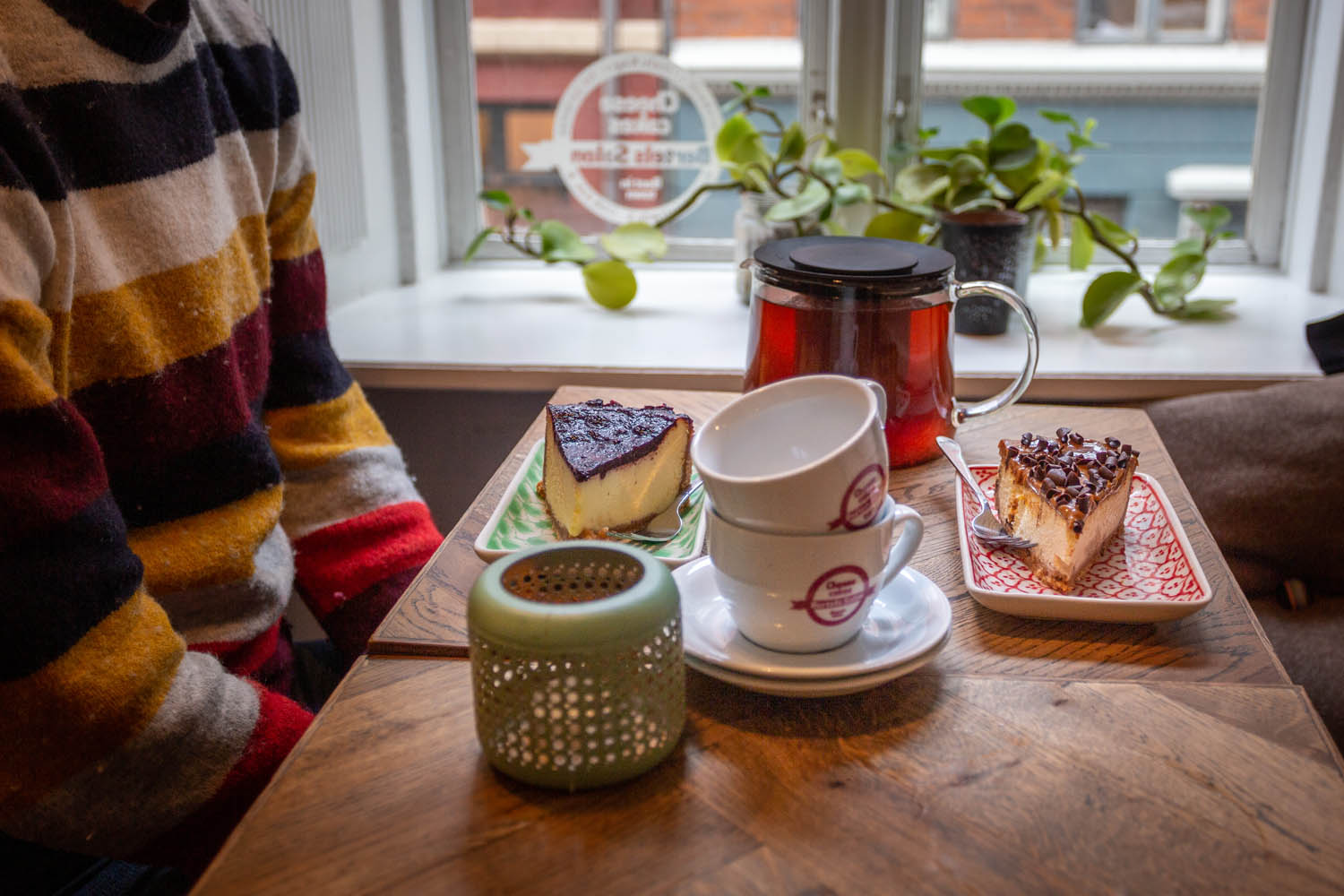 Cheesecakes en thee op een tafel bij Bertels Salon in Kopenhagen