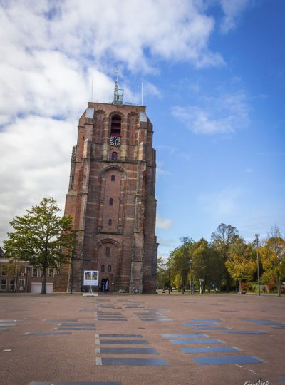 De scheve Oldehovetoren in Leeuwarden tegen een blauwe lucht