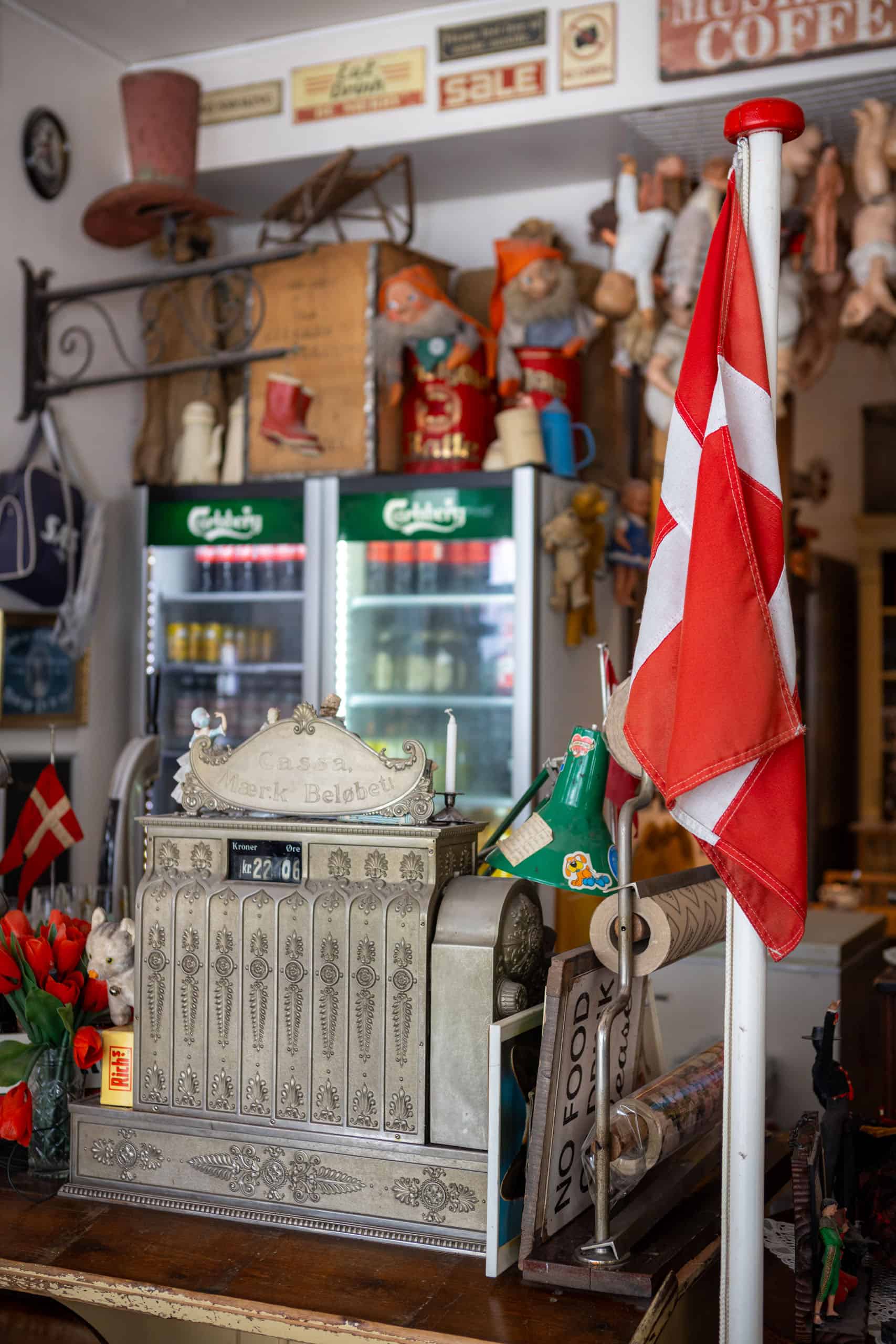 Oude kassa, drankenkoelkast en Canadese vlag: onderdelen van het kleurrijke interieur van Mormors in Kopenhagen