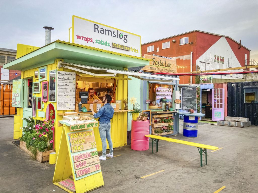 Felgekleurde stand op streetfoodmarket Reffen in Kopenhagen