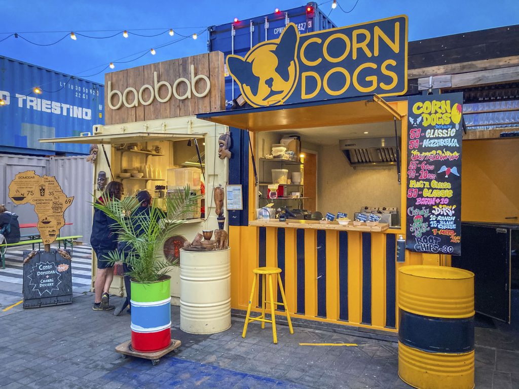 Twee kramen met streetfood bij Reffen: baobad en corn dogs.