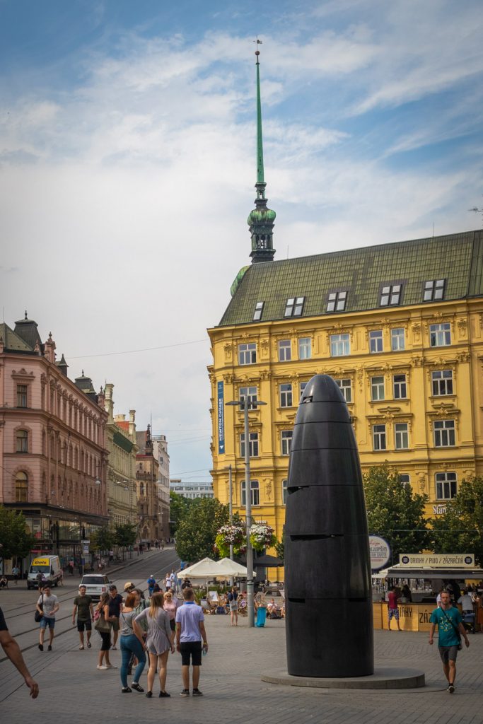 De zwarte astrologische klok van Brno op het plein met geel gebouw op de achtergrond