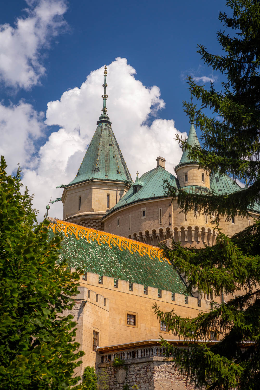 Het sprookjesachtige kasteel van Bojnice met groene daken en veel torentjes.