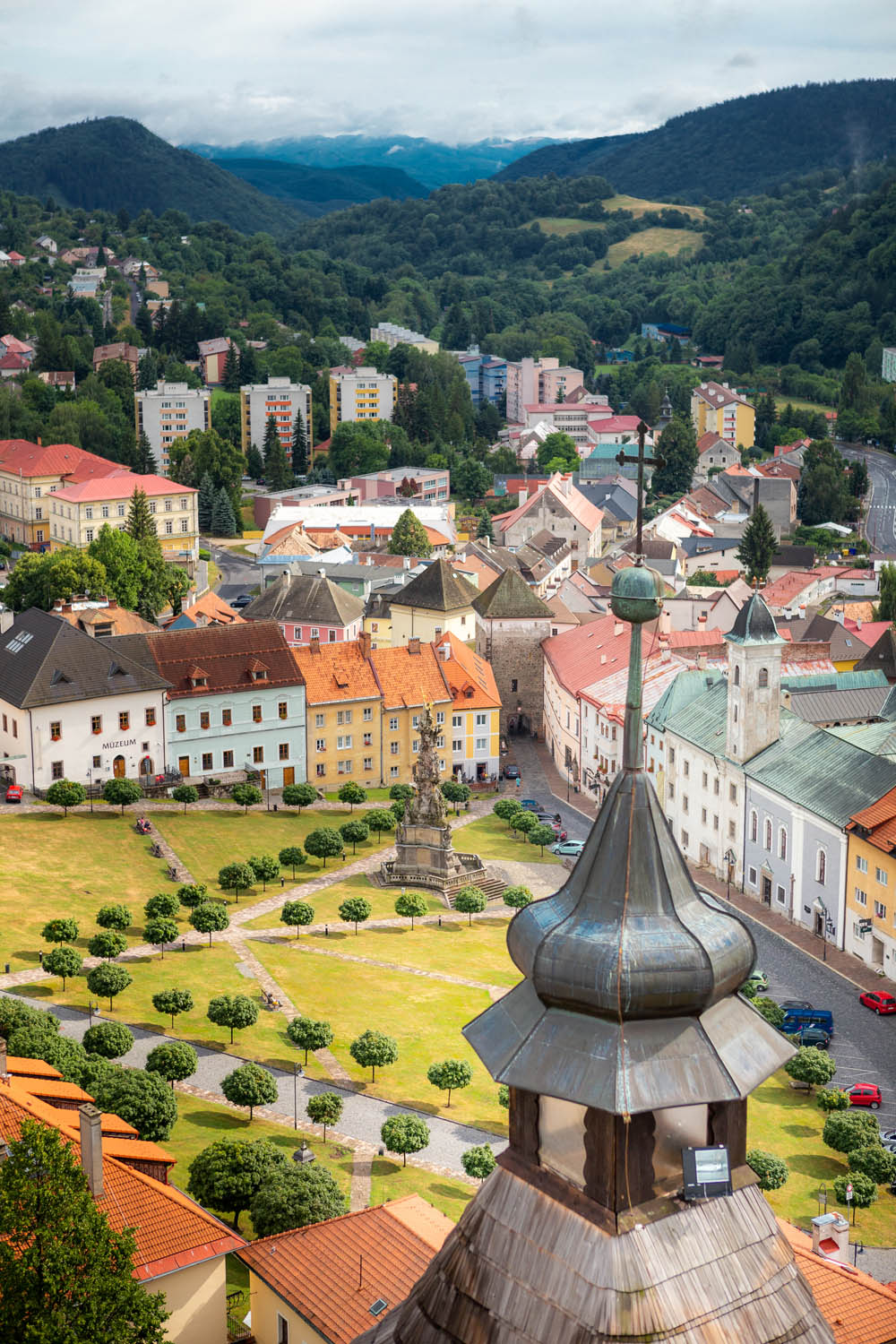 Het pleintje van Kremnica en de bossen erachter gezien vanaf het kasteel